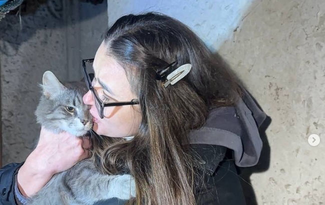 Тернополянка відшукала свою кішку через 9 днів у підвалі пошкодженого ракетою будинку (відео)