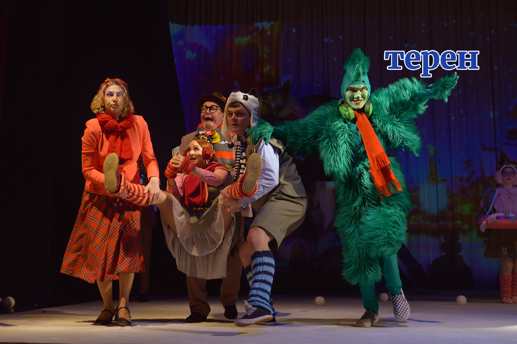 Приходять сотні дітей: у тернопільському драмтеатрі можна побачити різдвяну виставу «Грінч» (відео)