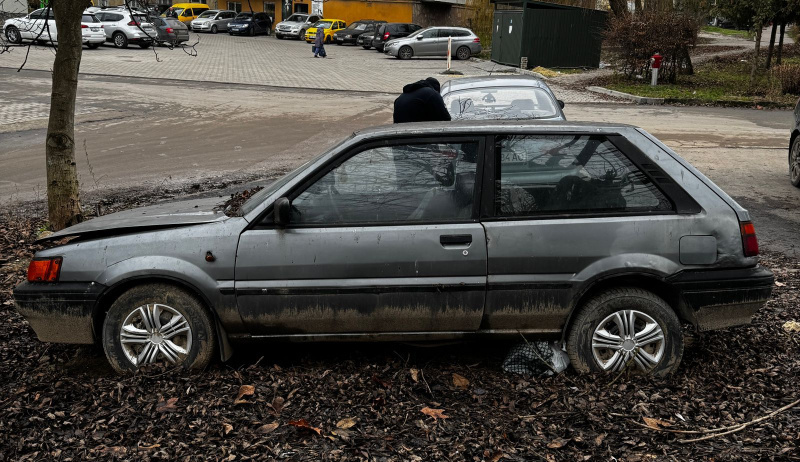 У Тернополі закликають власників покинутих авто прибрати їх з вулиць (фото)
