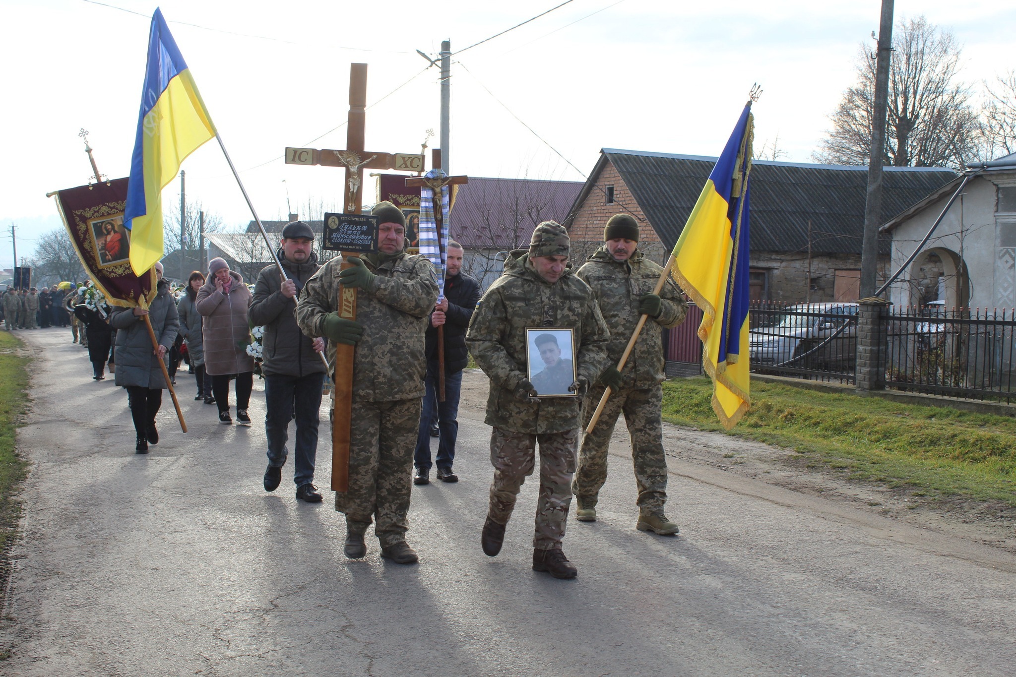 Поховали поблизу могили матері: Тернопільщина попрощалася з Героєм Петром Гулькою (фото)