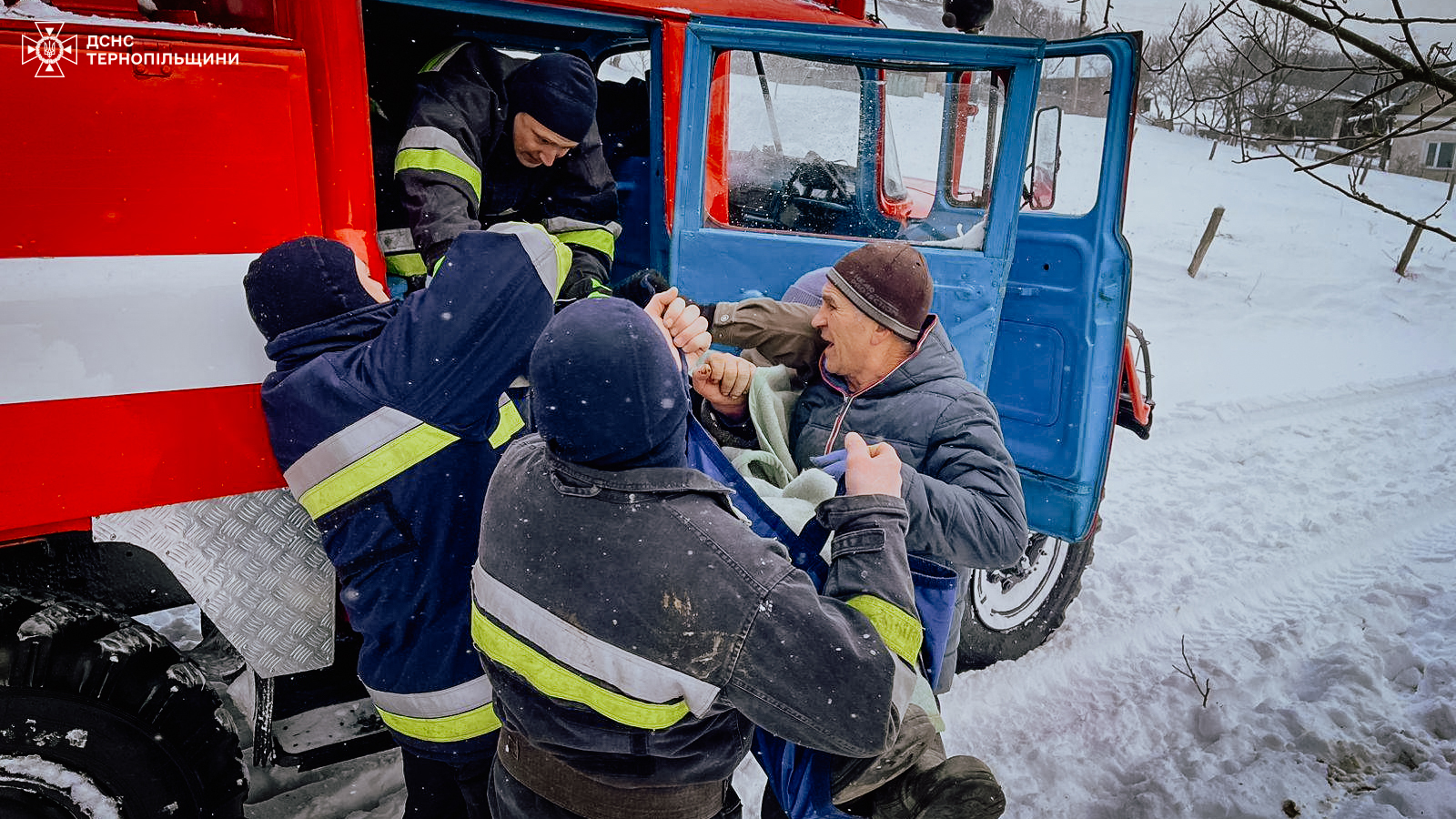 На Тернопільщині рятувальники допомогли «швидкій», що застрягла у снігу, та госпіталізували пацієнта (фото)