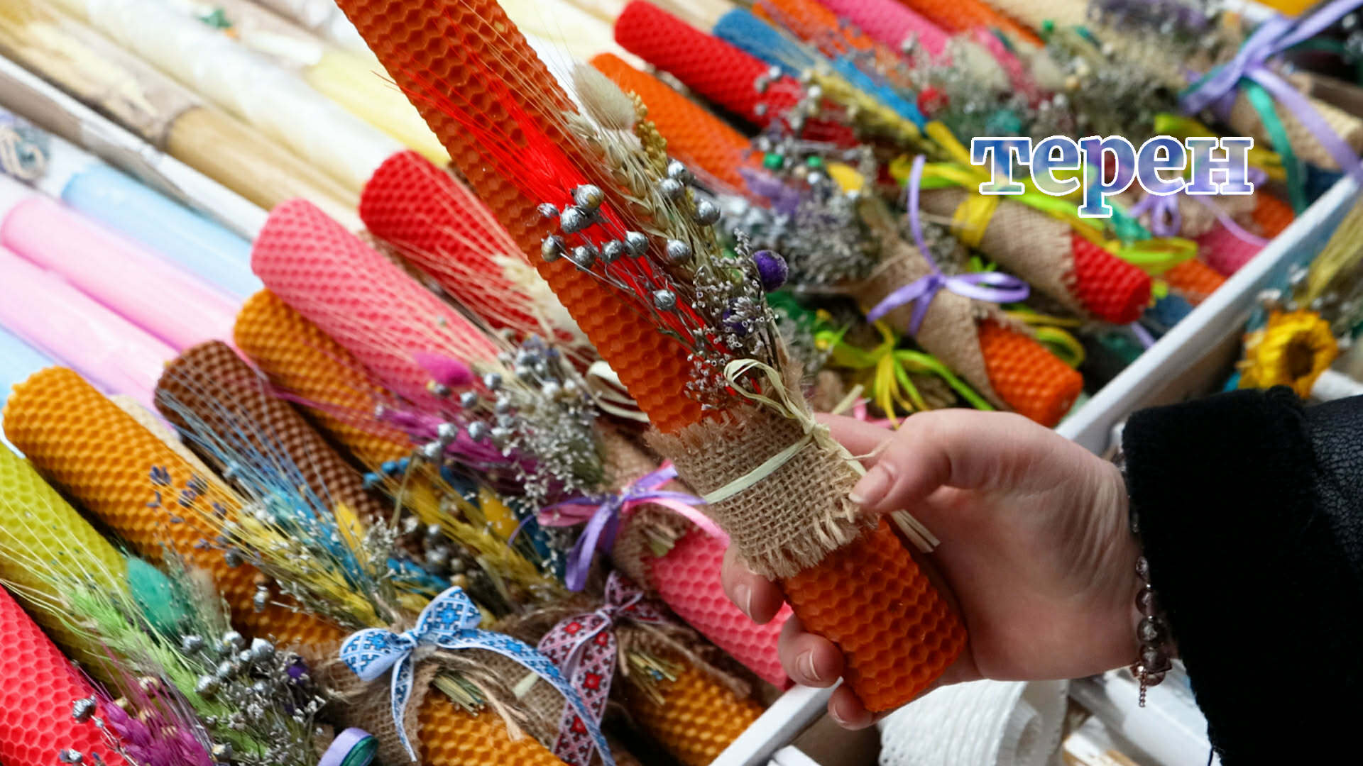 Воскові, парафінові, з декором: скільки коштують стрітенські свічки у Тернополі (відео)