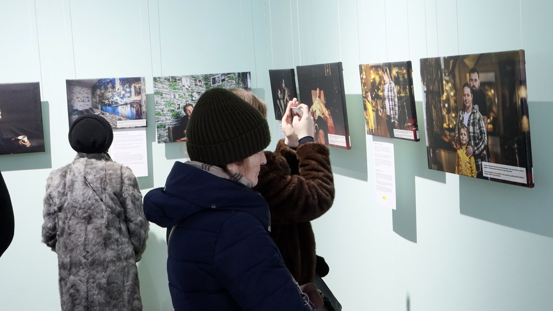 «Оглушлива історія»: фотовиставку, присвячену військовополоненим, відкрили у Тернополі (відео)