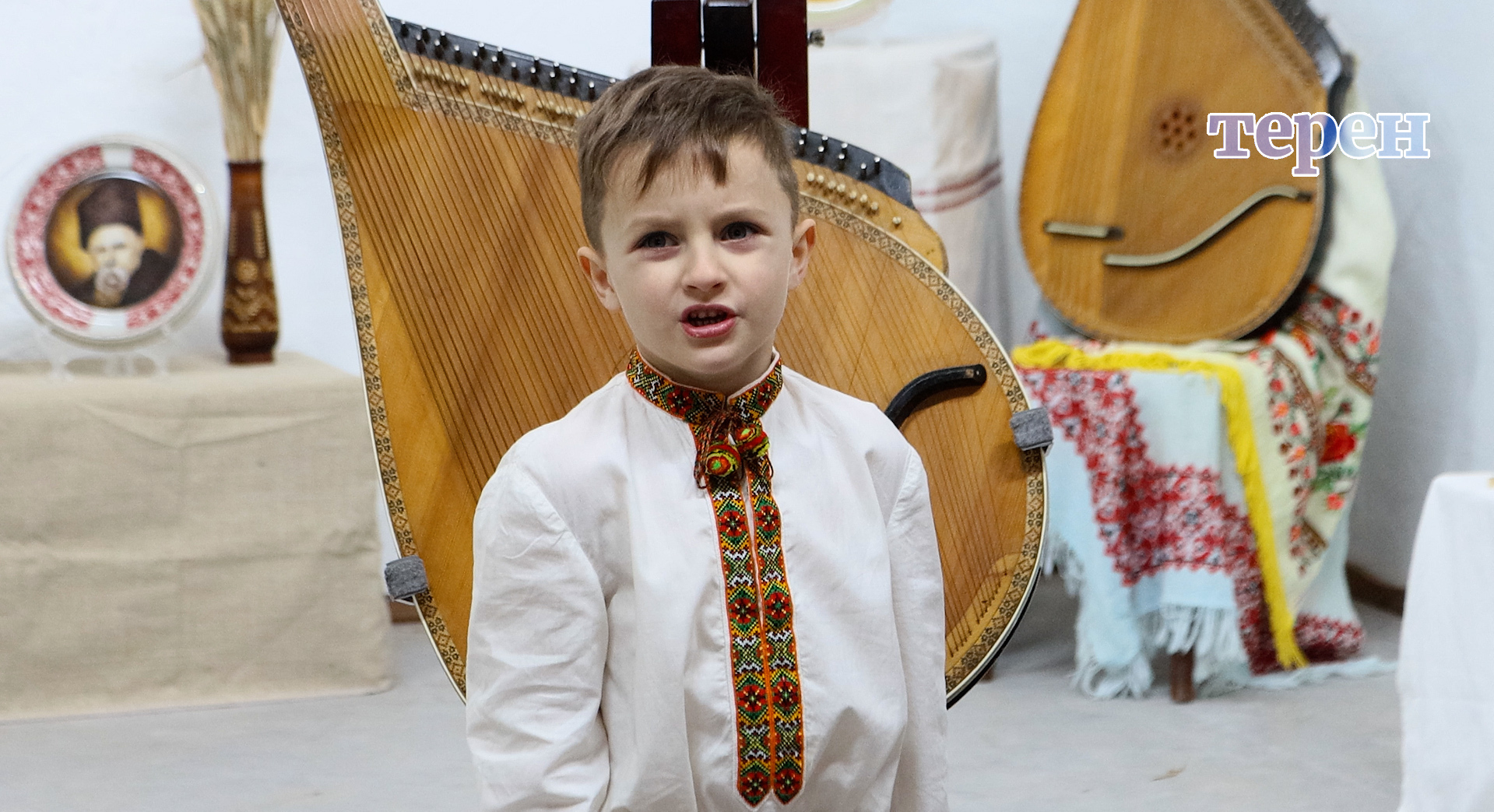 Діти розповіли вірші Шевченка під час відкриття виставки, присвяченої митцю (відео)