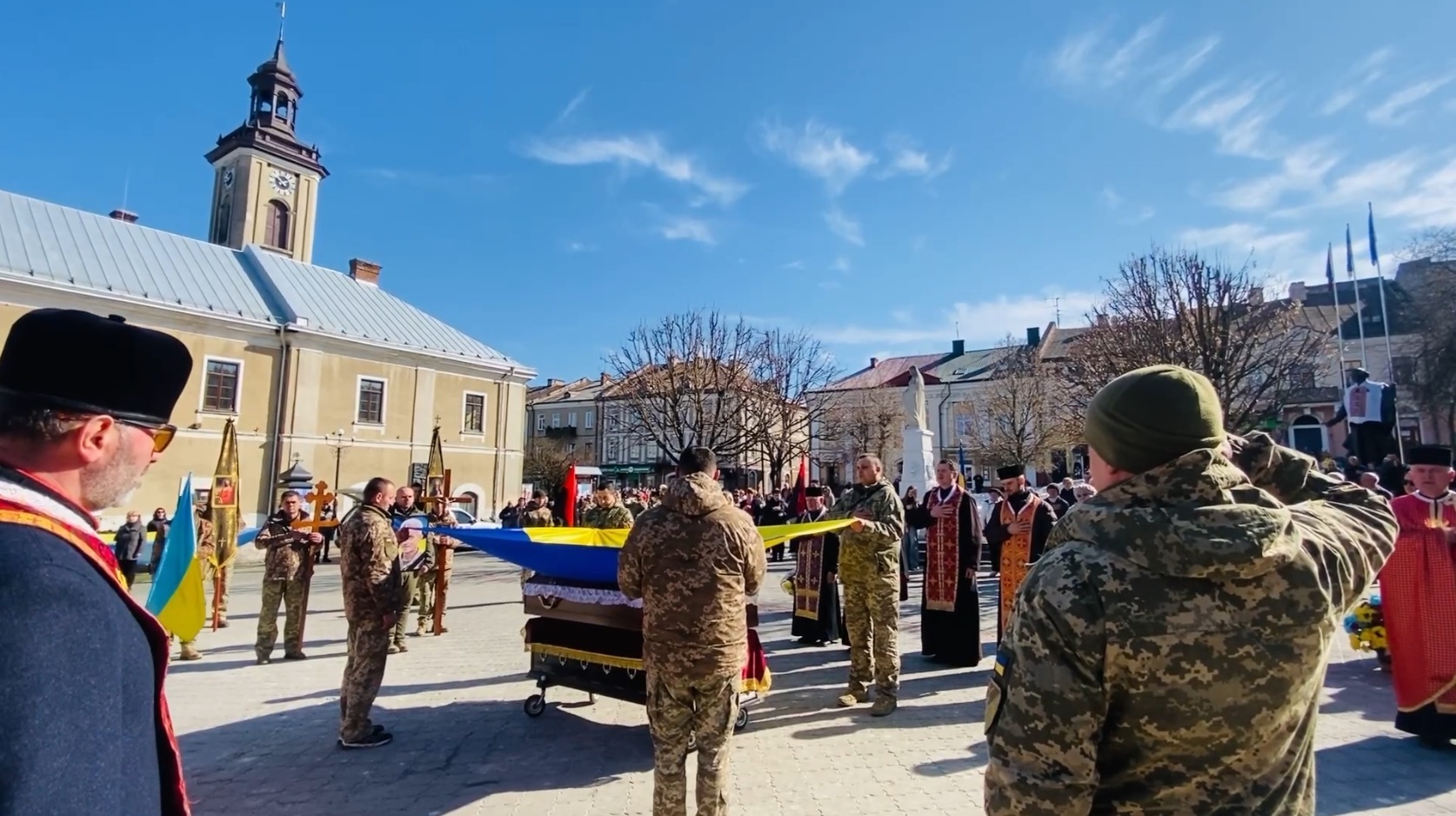 Місто на Тернопільщині провело в останню дорогу 57-річного Героя (відео)