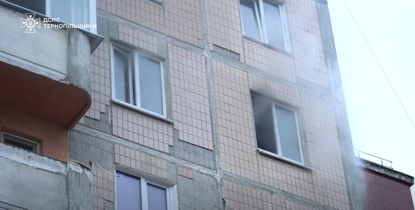 У Тернополі гасили пожежу в багатоповерхівці (відео)