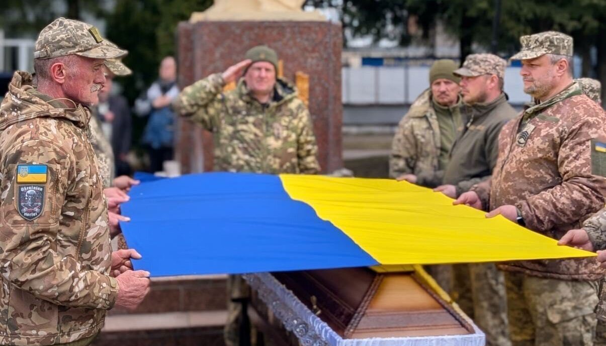На Тернопільщині попрощалися з Героєм, який з 2024 року вважався зниклим безвісти (фото)