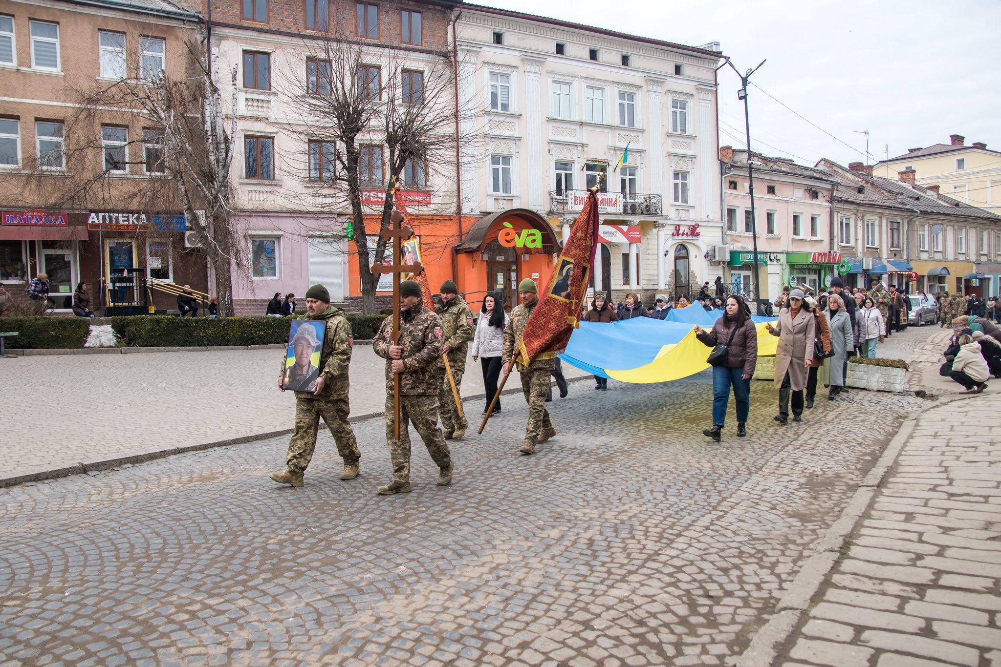 У місті на Тернопільщині попрощалися з 52-річним морпіхом (фото)