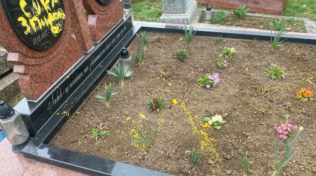 Жителю Тернопільщини загрожує три роки тюрми за наругу над могилою (фото)