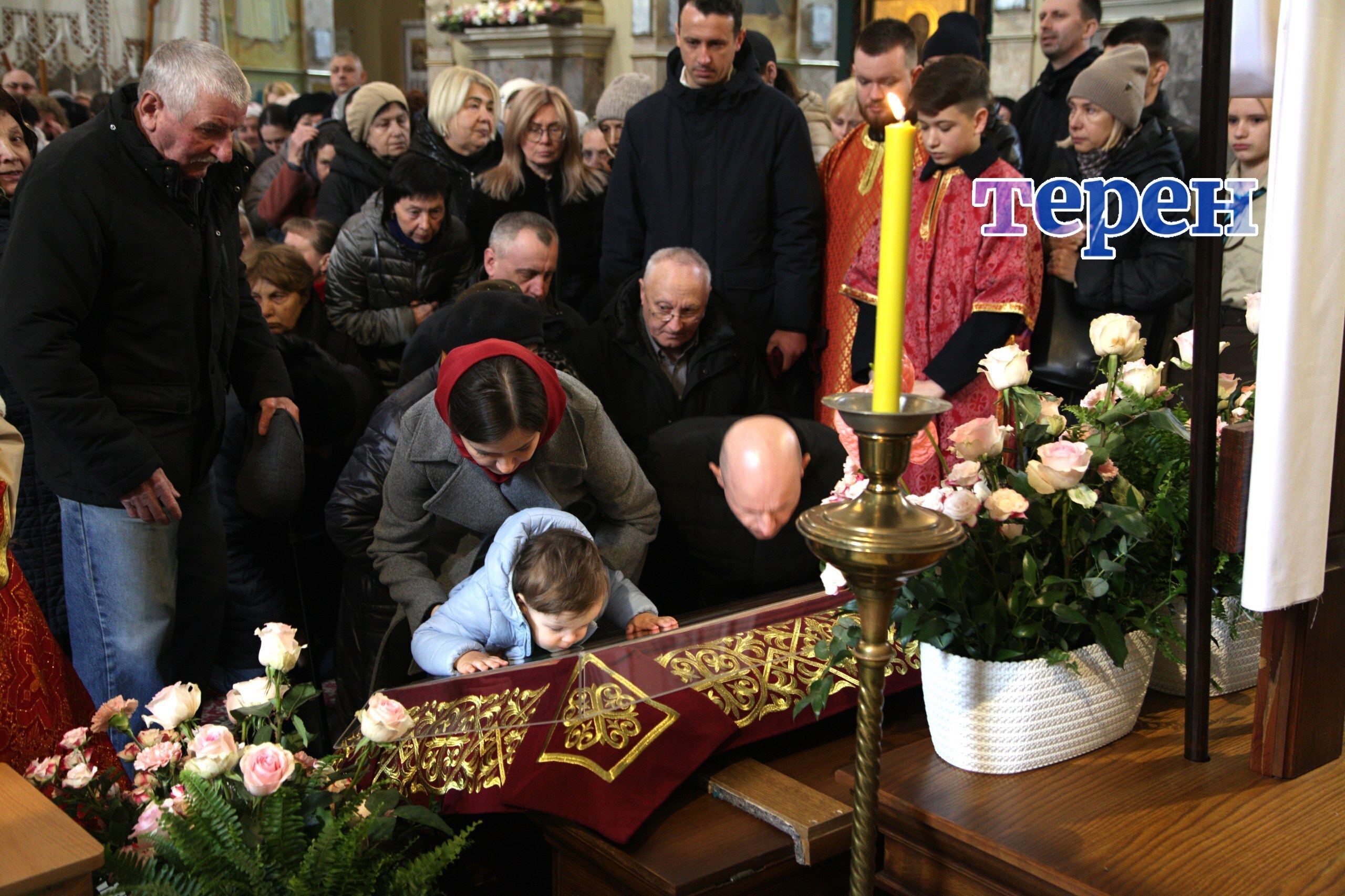 Сотні людей йдуть до плащаниці у Тернополі (фото, відео)