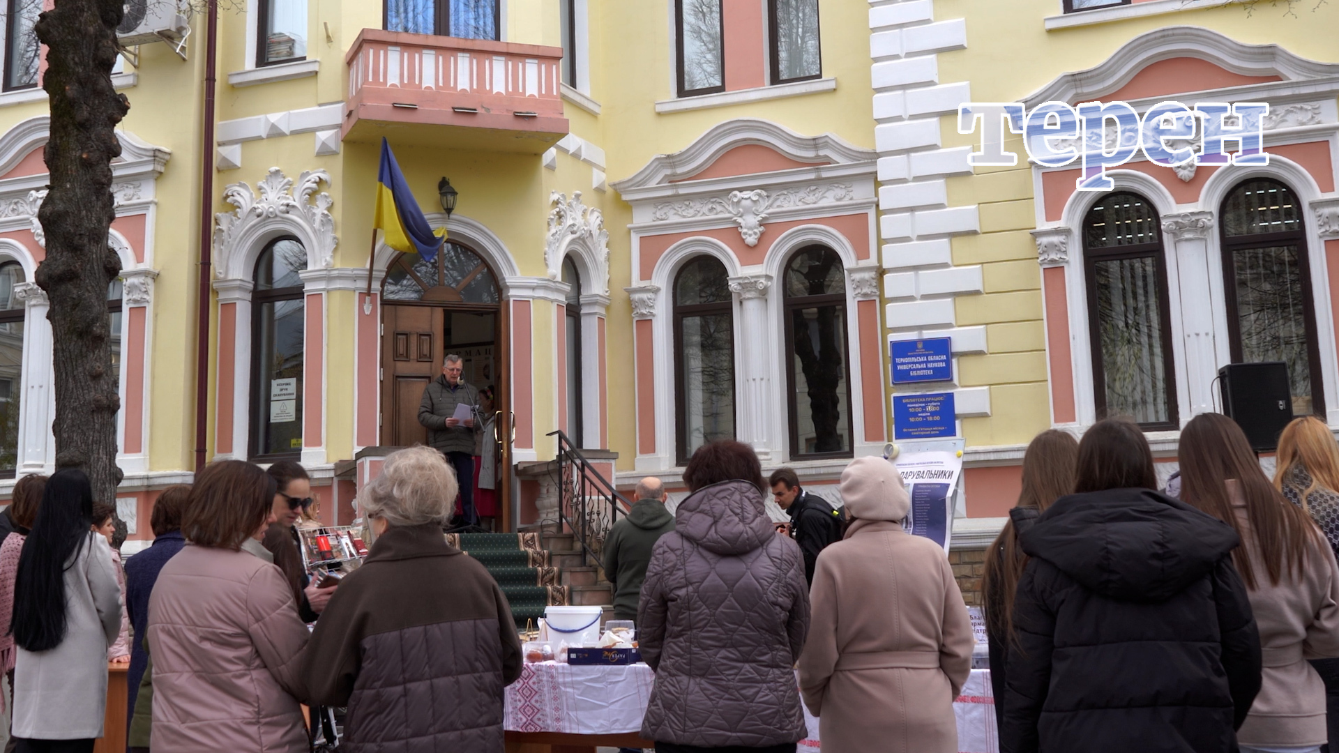 У Тернополі читали вірші під час відкритого мікрофону біля бібліотеки (відео)