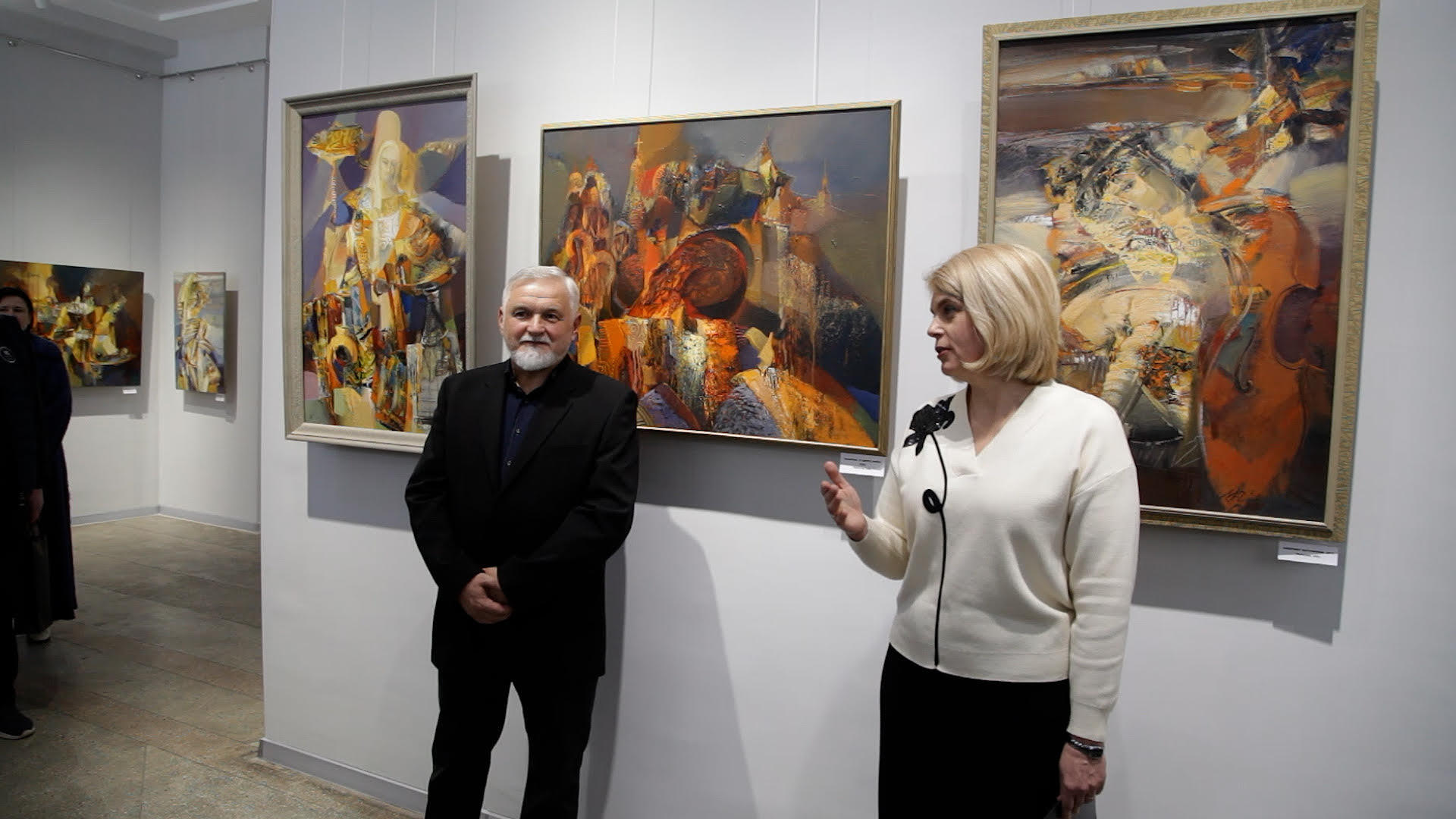 Художник з Тернопільщини представив виставку своїх картин за 26 років діяльності (відео)