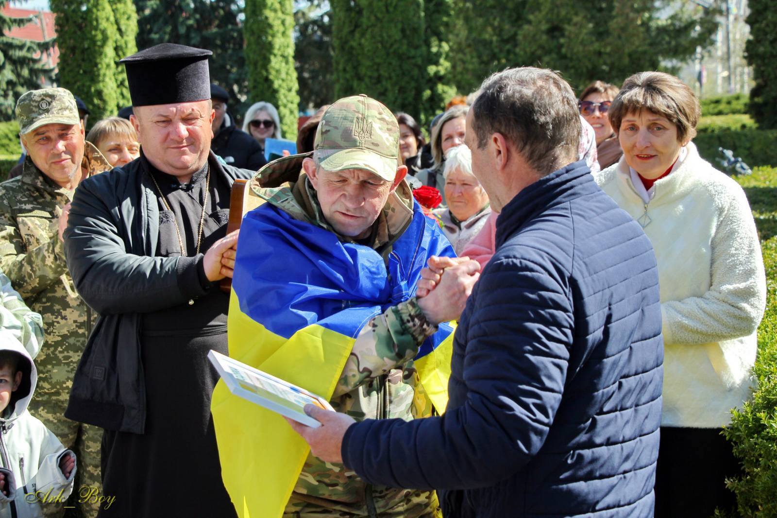 У місті на Тернопільщині з Алеї надії зняли портрет звільненого з полону захисника (фото, відео)