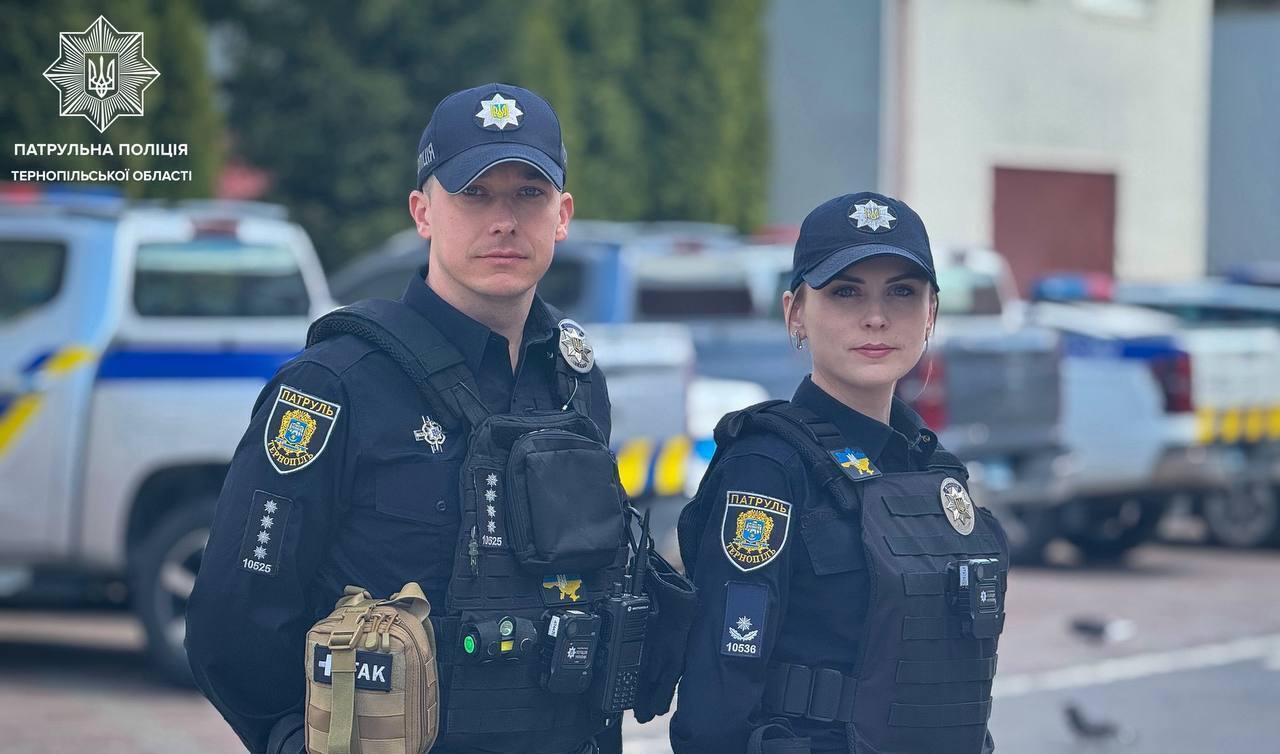 Двоє інспекторів патрульної поліції врятували батька з сином під час обстрілу Тернополя