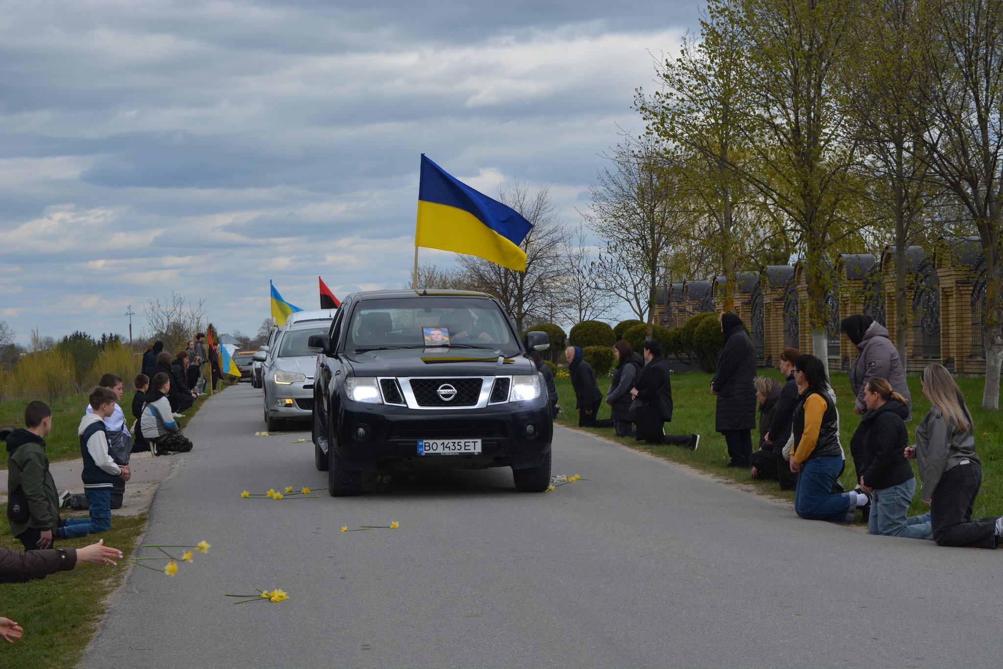 Громада на Тернопільщині попрощалася з 44-річним Героєм (фото)