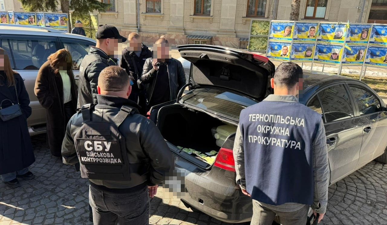 Судитимуть юристку з Тернопільщини, підозрювану в отриманні хабаря за вплив на ТЦК