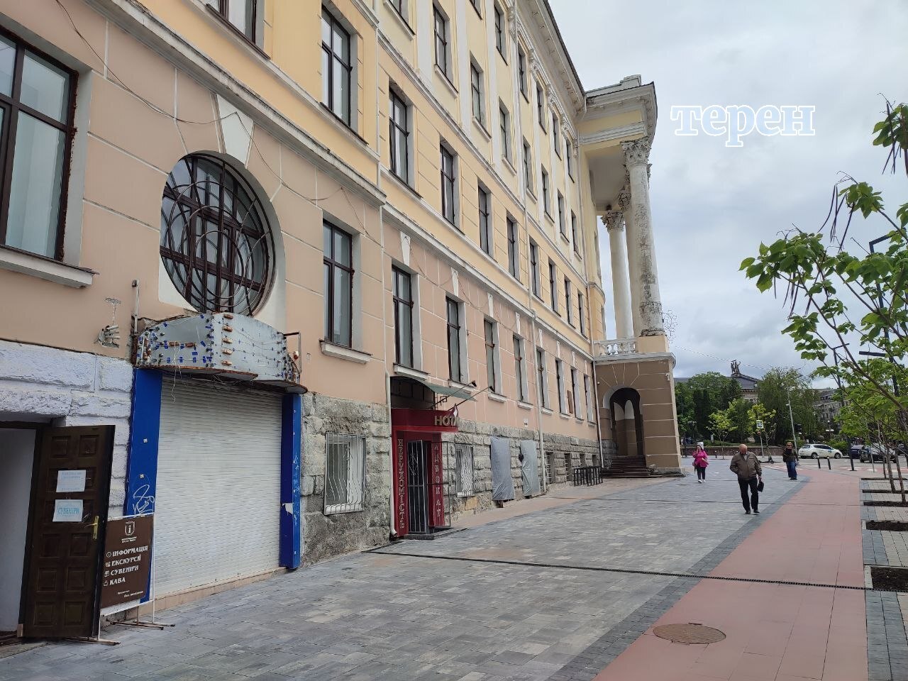 У Тернополі повертають на місце відреставроване старовинне вікно (фото)