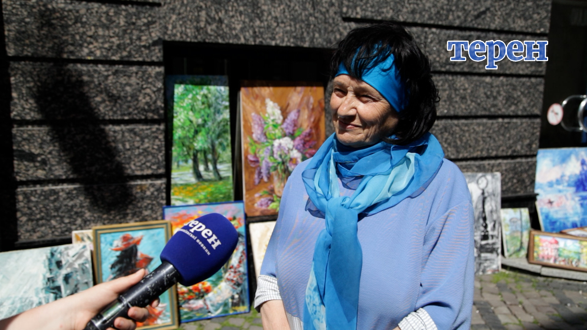 «Це живе спілкування з людьми»: тернопільська художниця просто неба пише портрети і демонструє свої картини (відео)