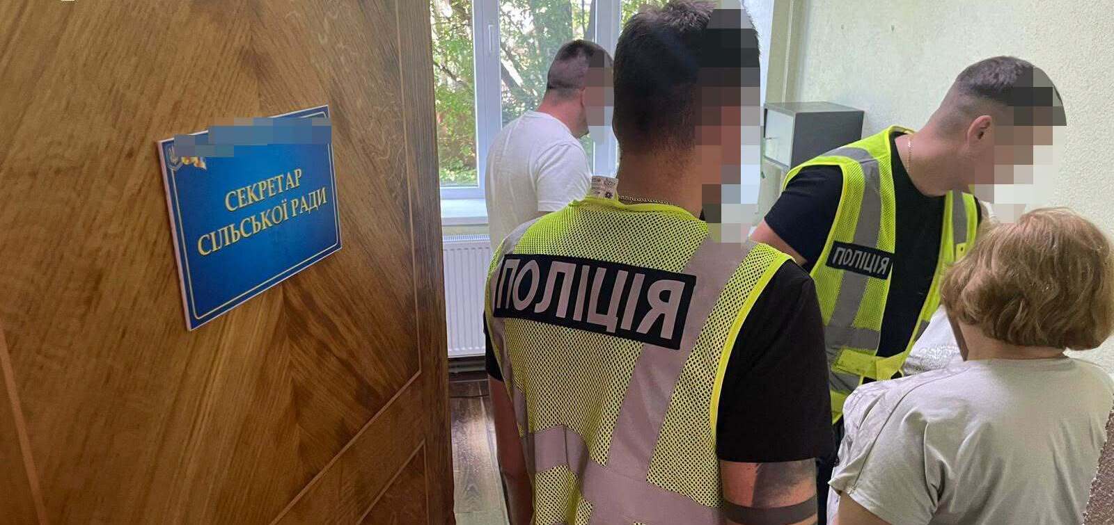 Начальницю ЦНАП та секретарку сільради на Тернопільщині підозрюють у вимаганні хабаря