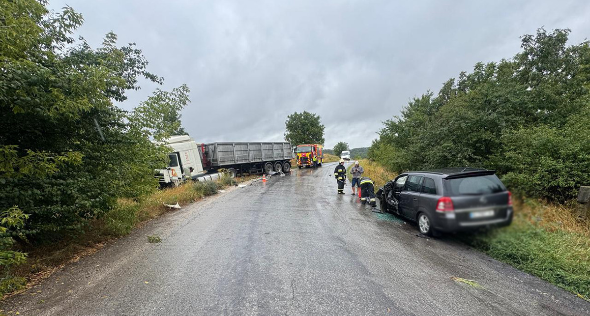 На Тернопільщині авто врізалось у вантажівку: водія госпіталізували