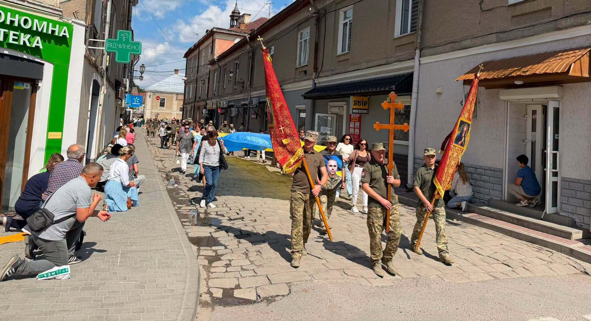 Місто на Тернопільщині провело в останню дорогу 49-річного захисника