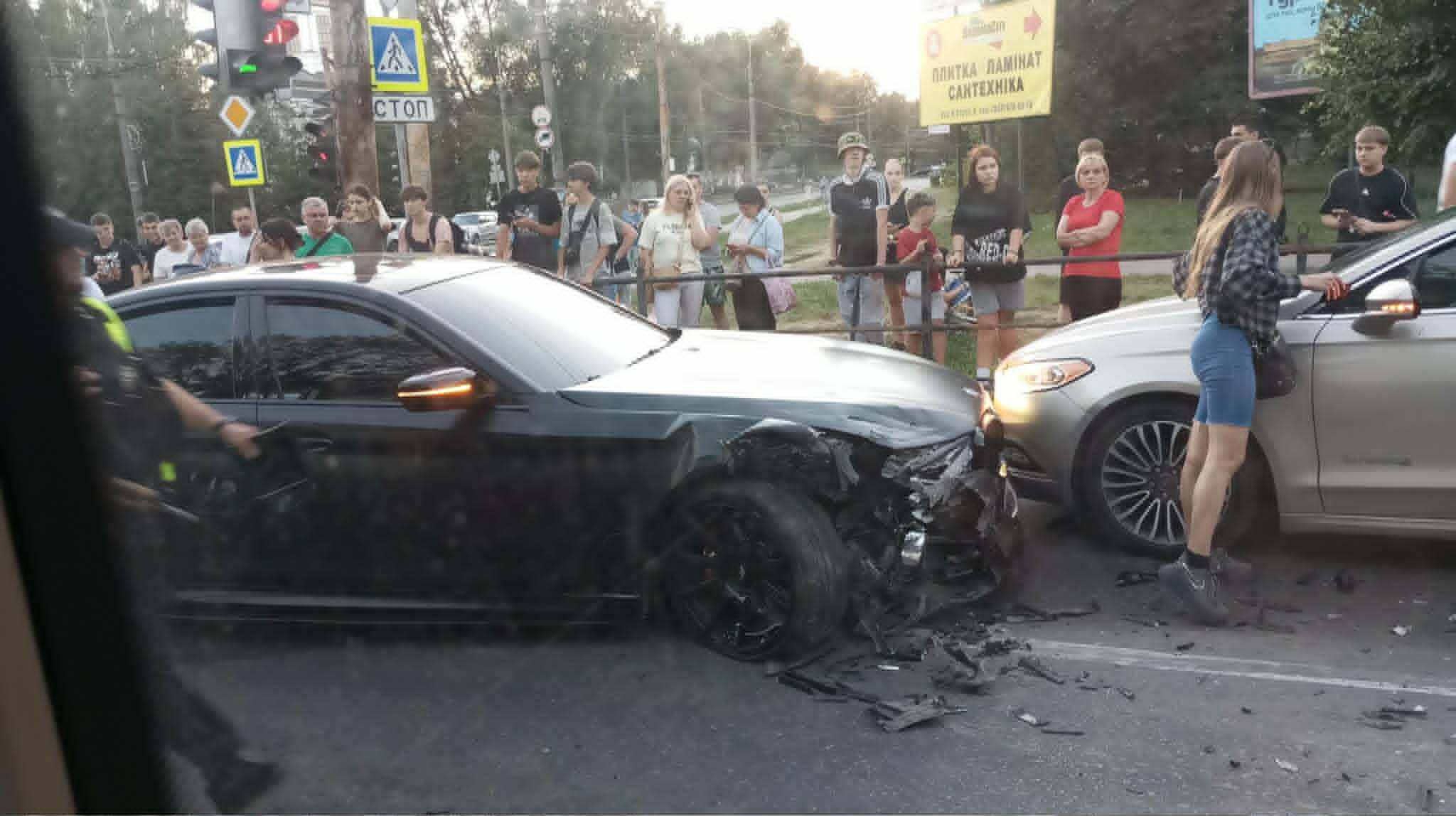 У Тернополі зіткнулися чотири автівки: є травмовані