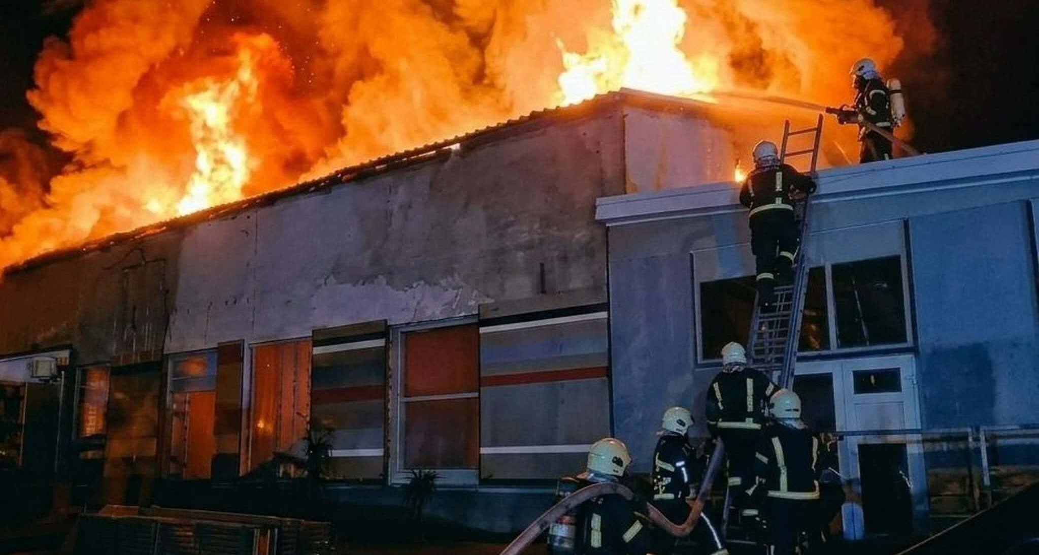 Залучили п’ять автоцистерн: на Тернопільщині горів склад (фото)