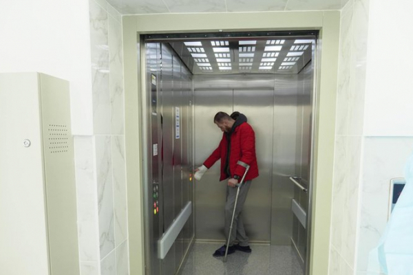 У військовому госпіталі в Чернівцях встановили два ліфти за 8,5 млн грн