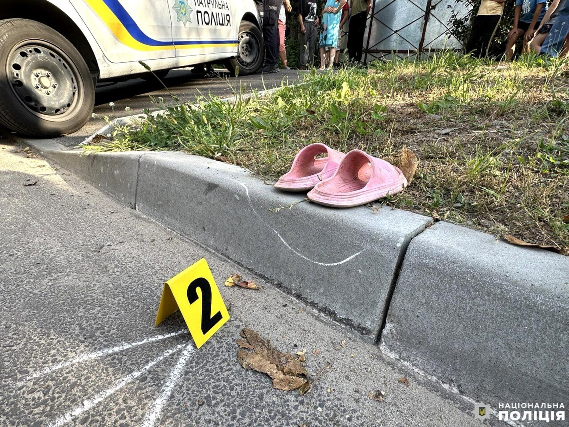 На Прикарпатті припаркований автомобіль на смерть переїхав жінку