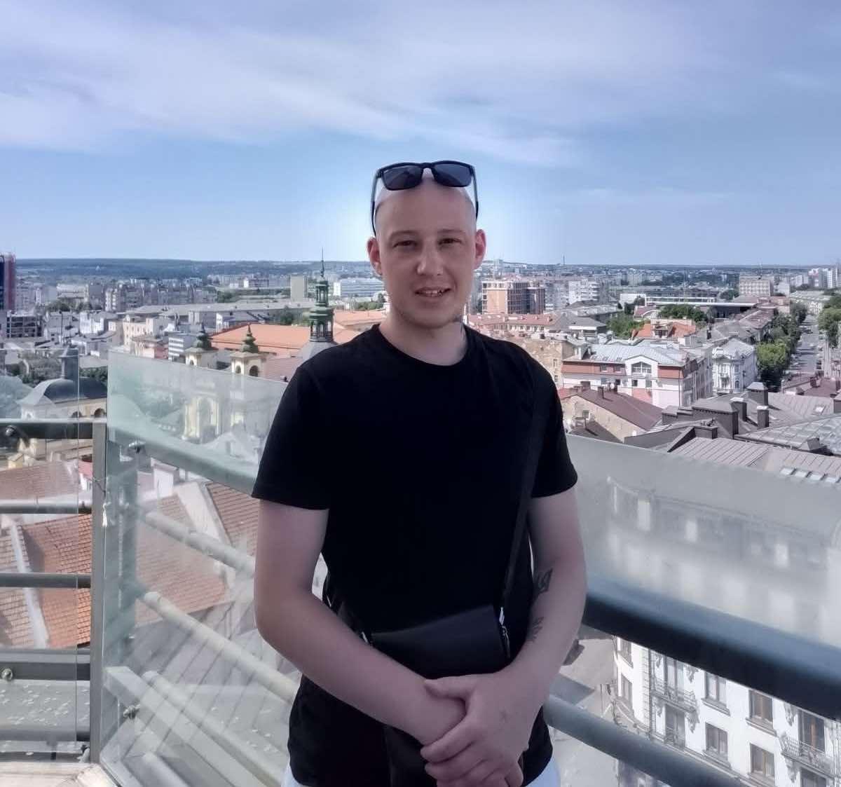 Після полону ветеран переїхав до Франківська і став майстром манікюру