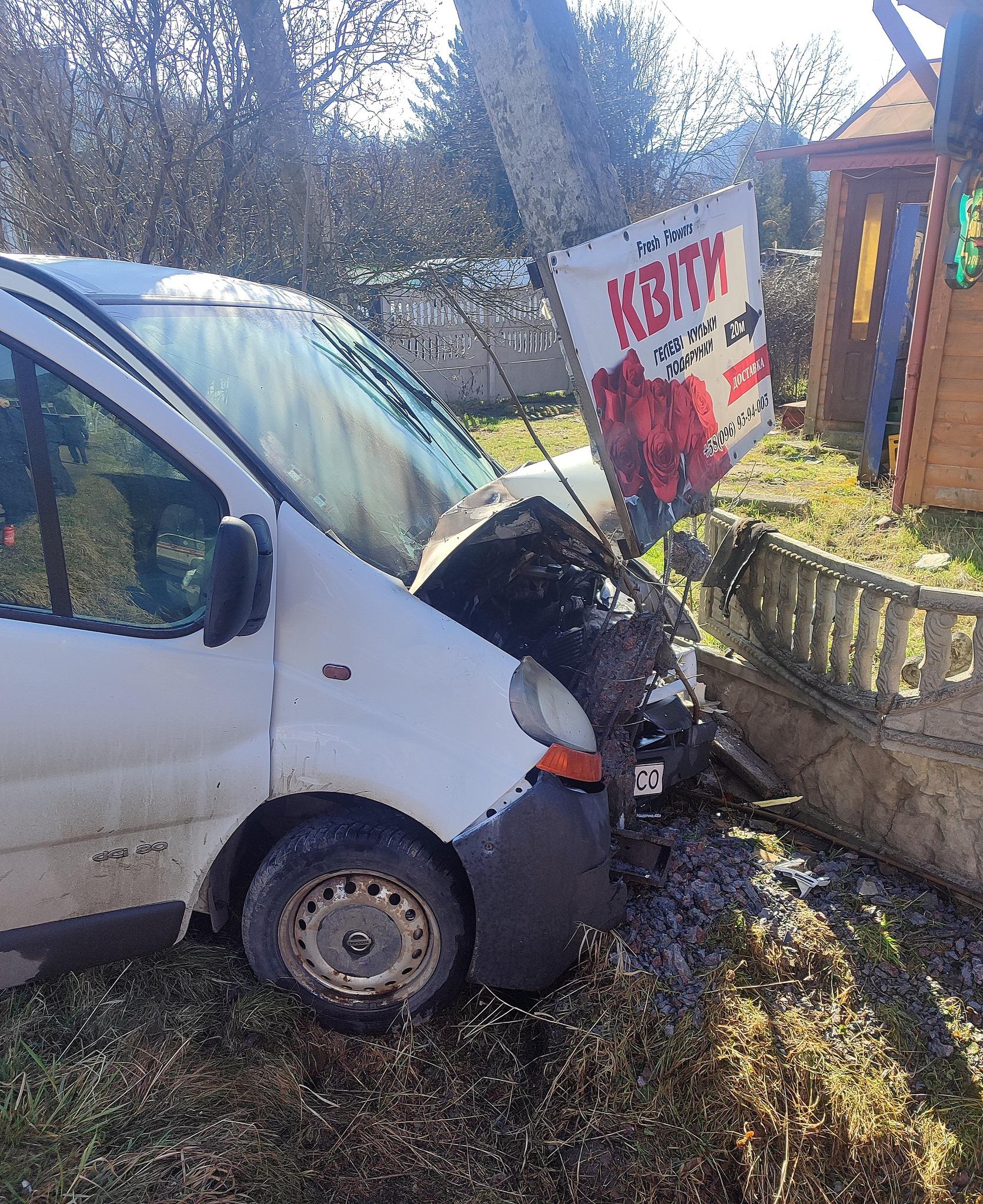 У Татарові на перехресті сталася ДТП: зіткнулися легковик і мінівен