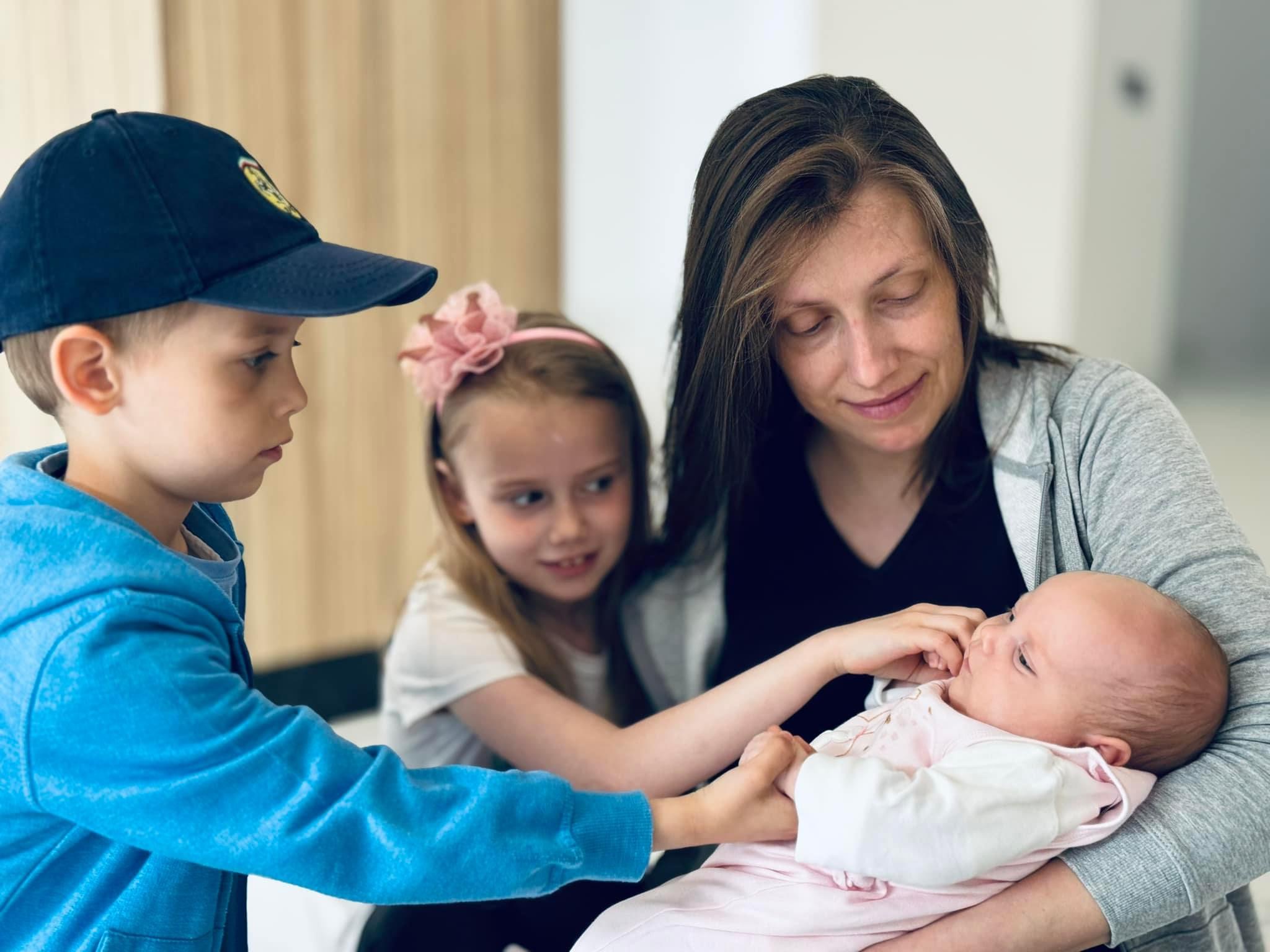 Львівський акушер-гінеколог допоміг 42-річній жінці самій народити третю дитину