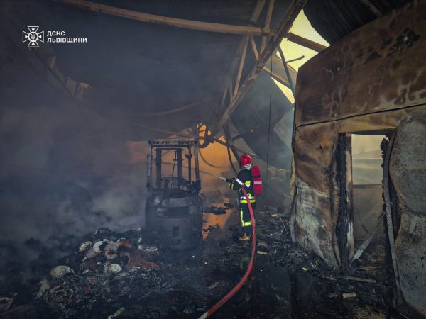 У ДСНС Львівщини показали фото з ліквідації наслідків російського обстрілу