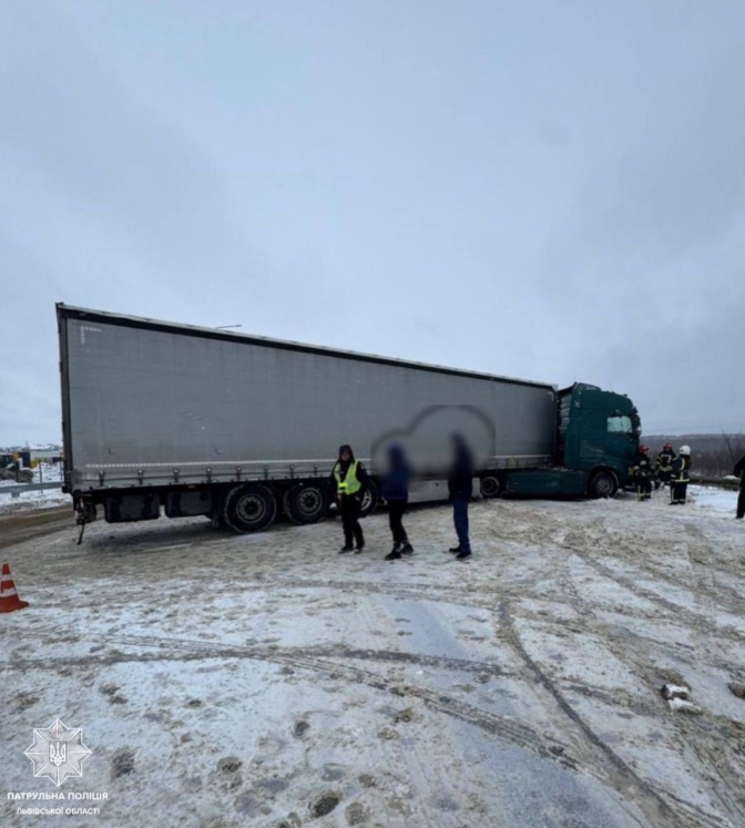 Поблизу Краковця на Львівщині сталася ДТП: рух транспорту перекритий