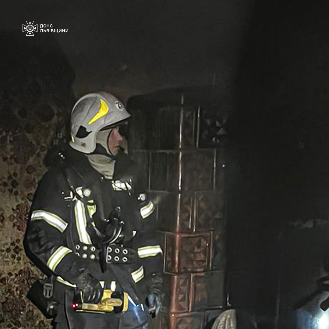 У Львові під час пожежі з квартири врятували жінку