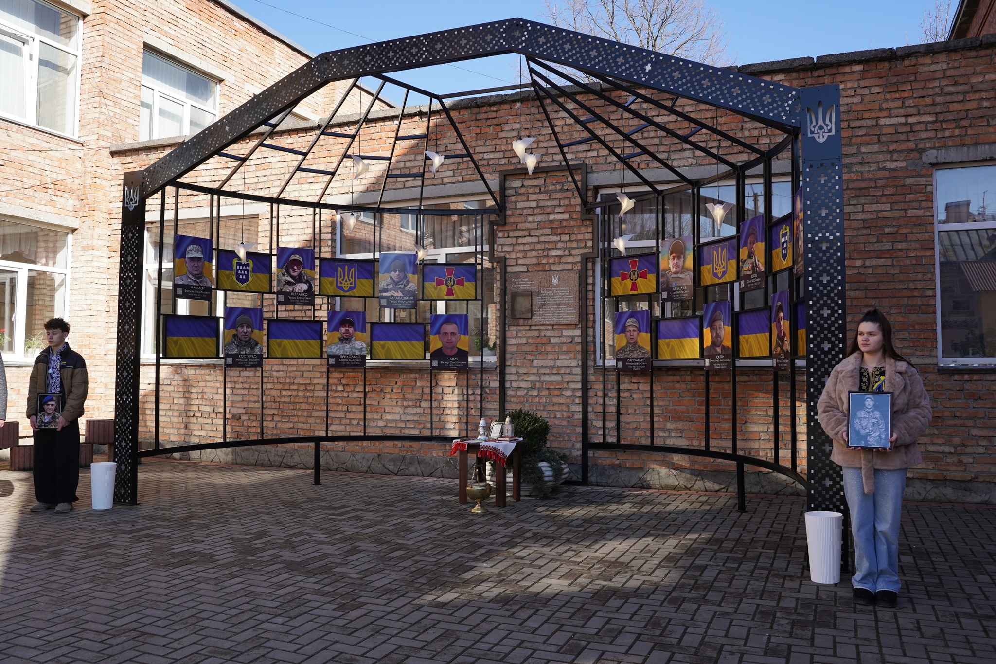 Біля ліцею у Дрогобичі відкрили Меморіал Героїв на честь загиблих на війні випускників