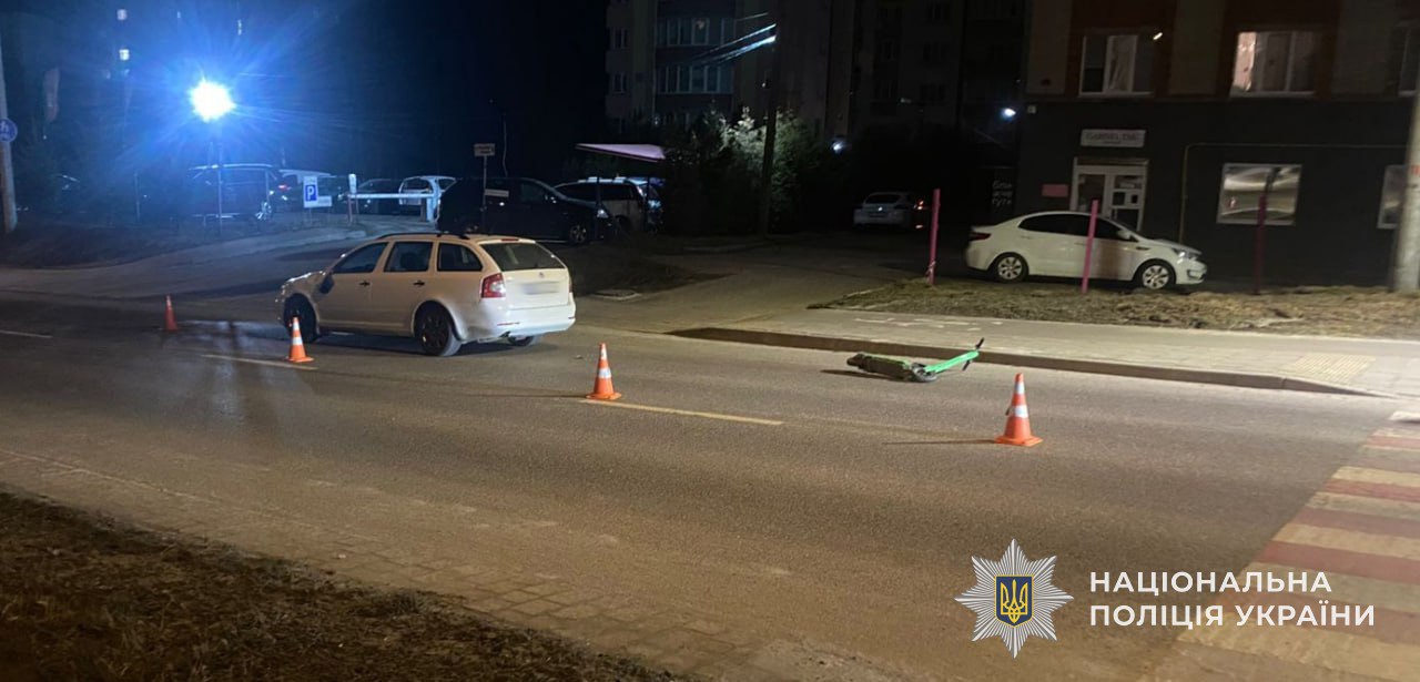 У Львові двоє дівчат на самокаті потрапили під колеса автомобіля