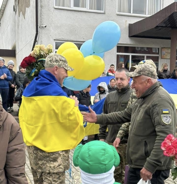 Повернувся додому у день народження: в Добротвірській громаді зустріли воїна після тривалої реабілітації