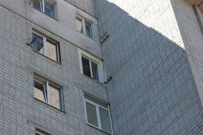 У Львові на вулиці Шевченка з вікна будинку випала 71-річна жінка
