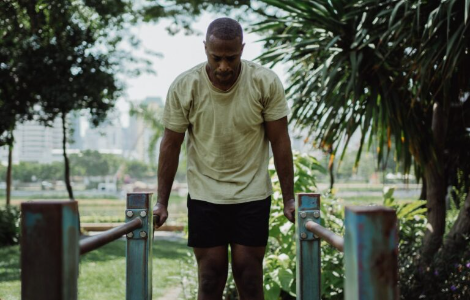 Як віджимання на брусах вплине на ваші м'язи