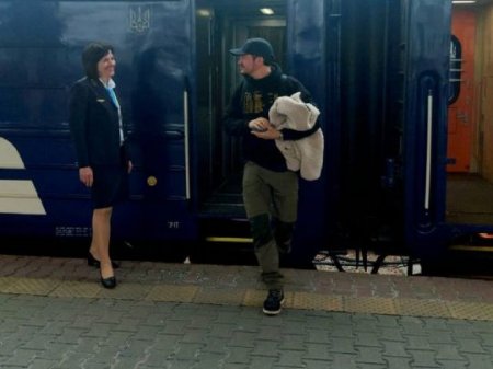Грав з дітьми у укритті і зміг вимовити «Укрзалізниця»: Україну відвідав голлівудський актор Орландо Блум