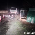 В селі Житомирської області підліток на мопеді врізався у металевий паркан