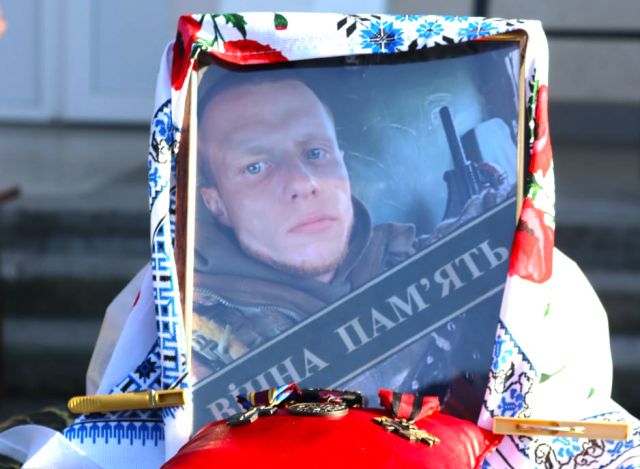 У Власівці провели в останню путь захисника України Антона Семенюка