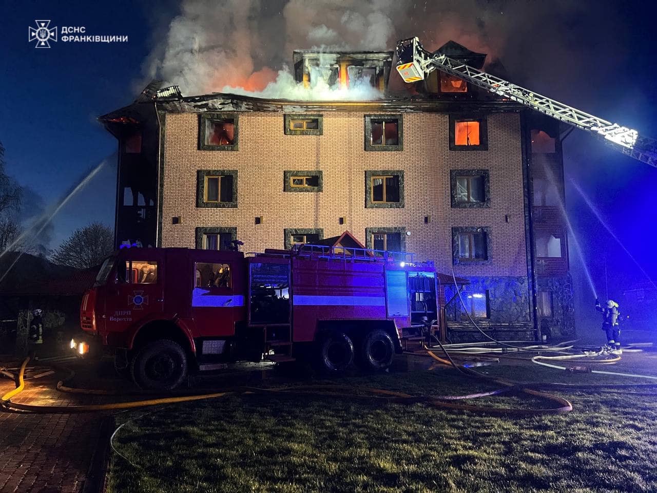 Рятувальники ліквідували пожежу в приміщенні готелю в селищі Ворохта