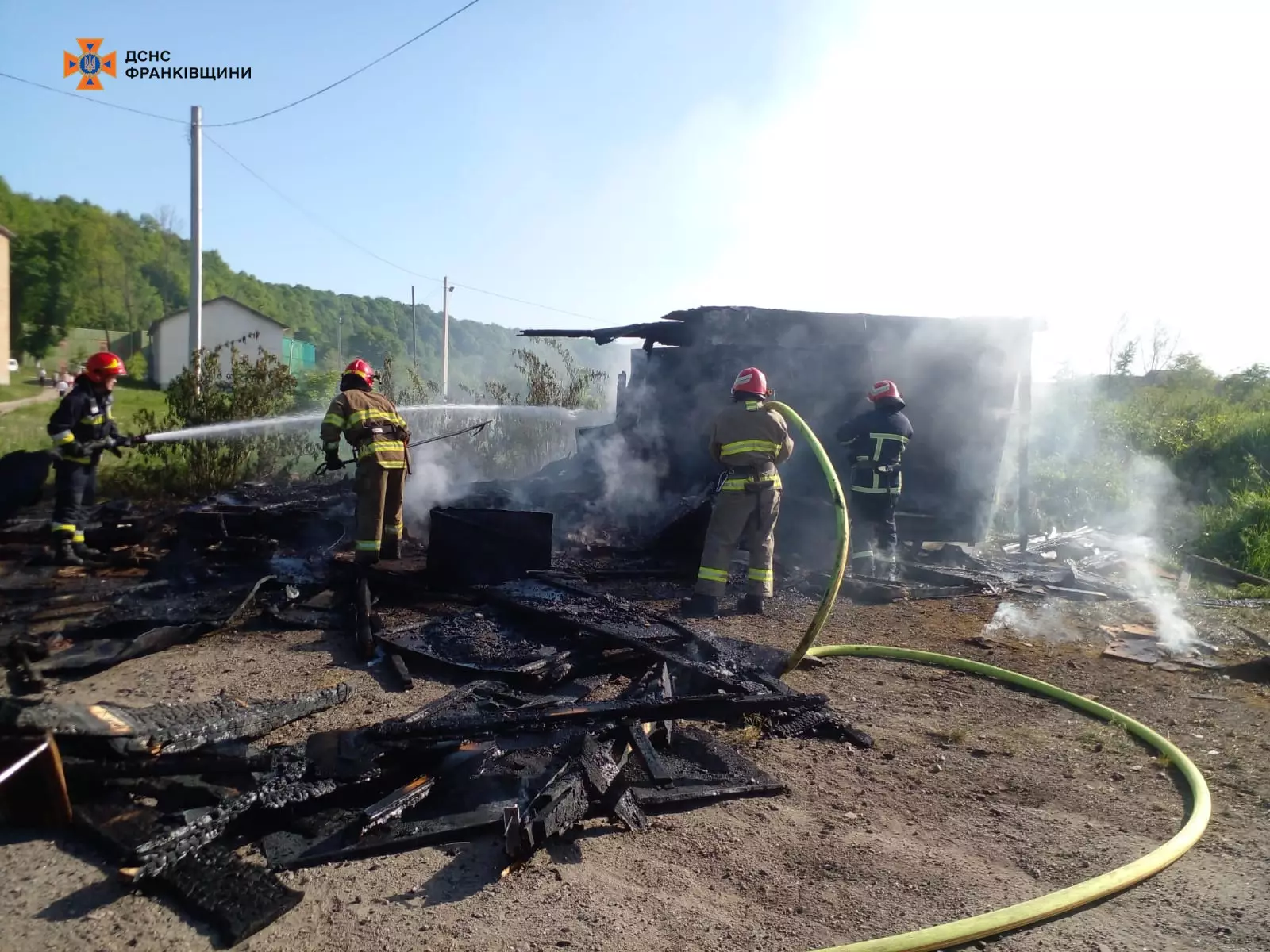 Рятувальники ліквідували пожежу металевого вагончика на Прикарпатті