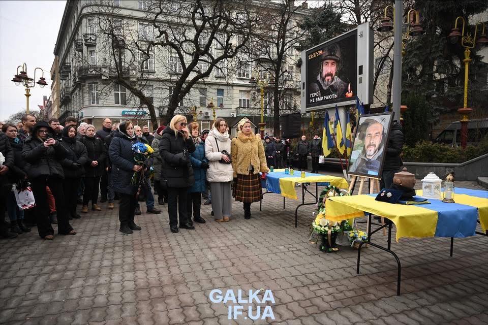 В Івано-Франківську на Вічевому Майдані попрощалися з військово службовцем, воєнним кореспондентом Русланом Ганущаком