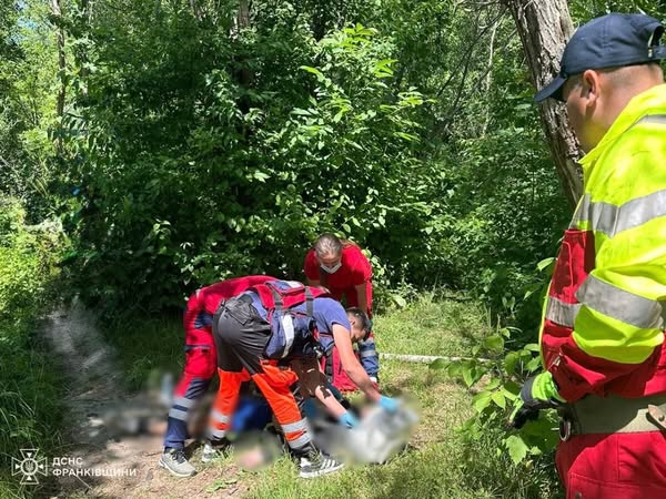 На Івано-Франківщині рятувальники вилучили з річки тіло чоловіка