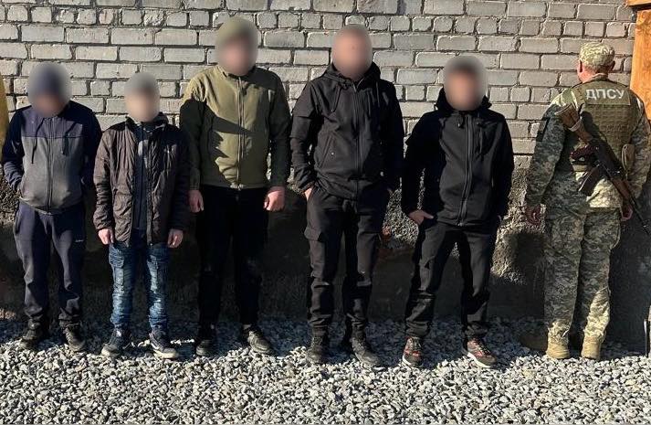 На Закарпатті затримали п’ятьох: переправник віз «клієнтів» до Румунії за $7000