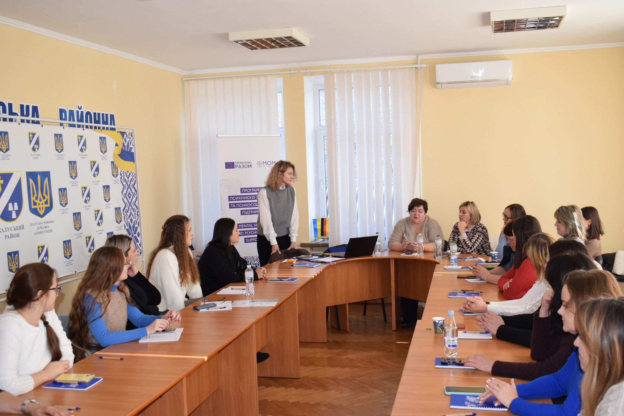 У Калуші фахівців навчали ефективній комунікації в межах проєкту МОМ та ініціативи «Ти як?»