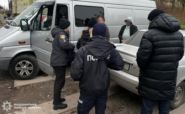 Нацполіція викрила шахраїв, які за гроші оформлювали «відстрочки» та виїзд за кордон
